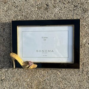 SONOMA LIFESTYLES BLACK PICTURE FRAME WITH GOLD SLIPPER 4”x6”